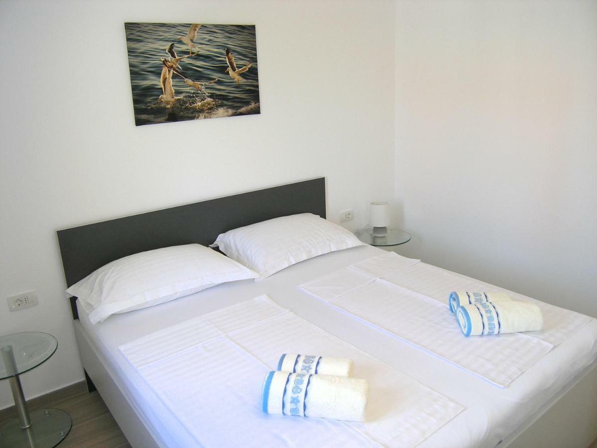 Apartmani Krajinovic Krk Town Exterior foto
